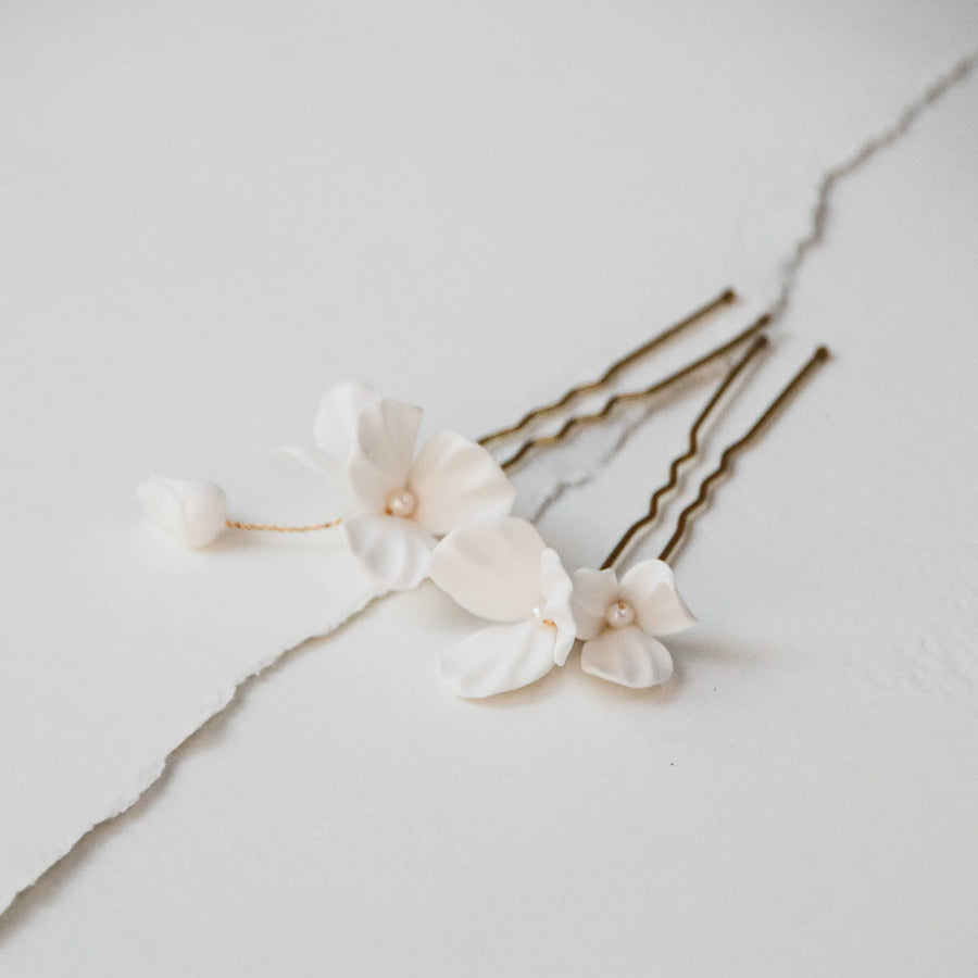 Witte haarspelden met bloemen