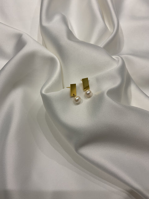 Gold pearl drops Ar.m - oorbellen