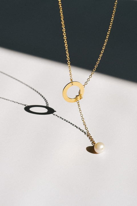 Minimal pearl necklace